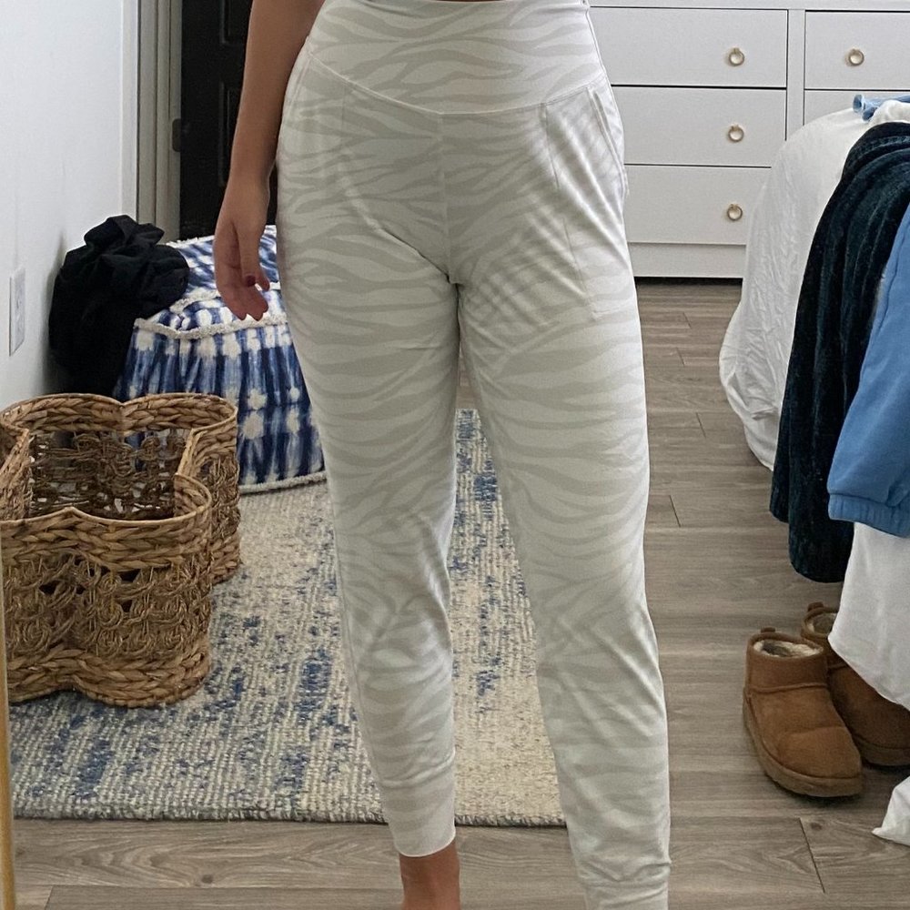 Old Navy Women's Cream and White zebra jogger leggings